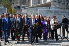 Dövlət və ictimaiyyət nümayəndələri Zəfər parkını ziyarət etməyə davam edir (FOTO)
