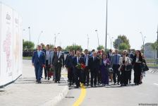Dövlət və ictimaiyyət nümayəndələri Zəfər parkını ziyarət etməyə davam edir (FOTO)
