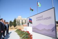 Dövlət və ictimaiyyət nümayəndələri Zəfər parkını ziyarət etməyə davam edir (FOTO)