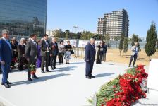 Dövlət və ictimaiyyət nümayəndələri Zəfər parkını ziyarət etməyə davam edir (FOTO)
