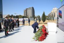 Dövlət və ictimaiyyət nümayəndələri Zəfər parkını ziyarət etməyə davam edir (FOTO)