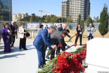 Dövlət və ictimaiyyət nümayəndələri Zəfər parkını ziyarət etməyə davam edir (FOTO)