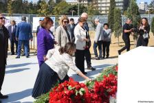 Dövlət və ictimaiyyət nümayəndələri Zəfər parkını ziyarət etməyə davam edir (FOTO)