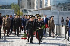 Dövlət və ictimaiyyət nümayəndələri Zəfər parkını ziyarət etməyə davam edir (FOTO)