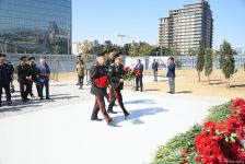 Dövlət və ictimaiyyət nümayəndələri Zəfər parkını ziyarət etməyə davam edir (FOTO)