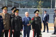 Dövlət və ictimaiyyət nümayəndələri Zəfər parkını ziyarət etməyə davam edir (FOTO)