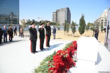 Dövlət və ictimaiyyət nümayəndələri Zəfər parkını ziyarət etməyə davam edir (FOTO)
