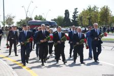 Dövlət və ictimaiyyət nümayəndələri Zəfər parkını ziyarət etməyə davam edir (FOTO)