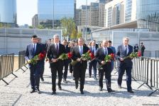 Dövlət və ictimaiyyət nümayəndələri Zəfər parkını ziyarət etməyə davam edir (FOTO)
