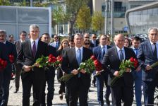 Dövlət və ictimaiyyət nümayəndələri Zəfər parkını ziyarət etməyə davam edir (FOTO)