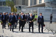 Dövlət və ictimaiyyət nümayəndələri Zəfər parkını ziyarət etməyə davam edir (FOTO)