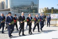 Dövlət və ictimaiyyət nümayəndələri Zəfər parkını ziyarət etməyə davam edir (FOTO)