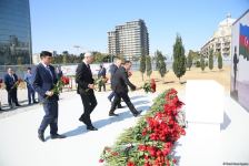 Dövlət və ictimaiyyət nümayəndələri Zəfər parkını ziyarət etməyə davam edir (FOTO)