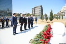 Dövlət və ictimaiyyət nümayəndələri Zəfər parkını ziyarət etməyə davam edir (FOTO)