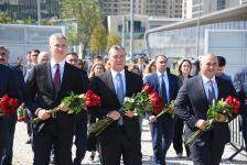Dövlət və ictimaiyyət nümayəndələri Zəfər parkını ziyarət etməyə davam edir (FOTO)