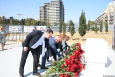 Dövlət və ictimaiyyət nümayəndələri Zəfər parkını ziyarət etməyə davam edir (FOTO)