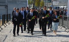 Dövlət və ictimaiyyət nümayəndələri Zəfər parkını ziyarət etməyə davam edir (FOTO)