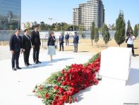 Dövlət və ictimaiyyət nümayəndələri Zəfər parkını ziyarət etməyə davam edir (FOTO)