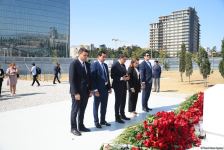 Dövlət və ictimaiyyət nümayəndələri Zəfər parkını ziyarət etməyə davam edir (FOTO)