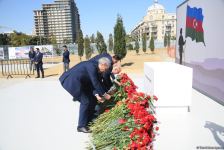 Dövlət və ictimaiyyət nümayəndələri Zəfər parkını ziyarət etməyə davam edir (FOTO)