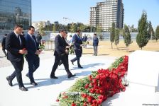 Dövlət və ictimaiyyət nümayəndələri Zəfər parkını ziyarət etməyə davam edir (FOTO)