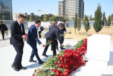 Dövlət və ictimaiyyət nümayəndələri Zəfər parkını ziyarət etməyə davam edir (FOTO)