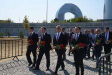 Dövlət və ictimaiyyət nümayəndələri Zəfər parkını ziyarət etməyə davam edir (FOTO)