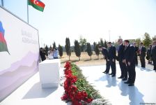 Dövlət və ictimaiyyət nümayəndələri Zəfər parkını ziyarət etməyə davam edir (FOTO)