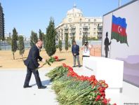 Dövlət və ictimaiyyət nümayəndələri Zəfər parkını ziyarət etməyə davam edir (FOTO)
