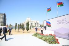Dövlət və ictimaiyyət nümayəndələri Zəfər parkını ziyarət etməyə davam edir (FOTO)