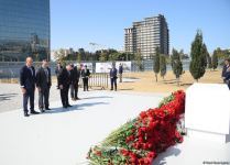 Dövlət və ictimaiyyət nümayəndələri Zəfər parkını ziyarət etməyə davam edir (FOTO)