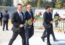 Dövlət və ictimaiyyət nümayəndələri Zəfər parkını ziyarət etməyə davam edir (FOTO)
