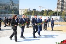 Dövlət və ictimaiyyət nümayəndələri Zəfər parkını ziyarət etməyə davam edir (FOTO)