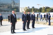 Dövlət və ictimaiyyət nümayəndələri Zəfər parkını ziyarət etməyə davam edir (FOTO)