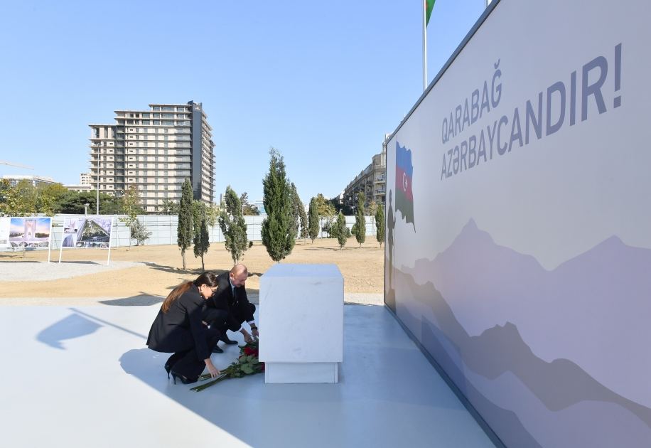 Prezident İlham Əliyev və birinci xanım Mehriban Əliyeva Bakıda inşası davam etdirilən Zəfər parkında olublar (FOTO/VİDEO) (YENİLƏNİB)