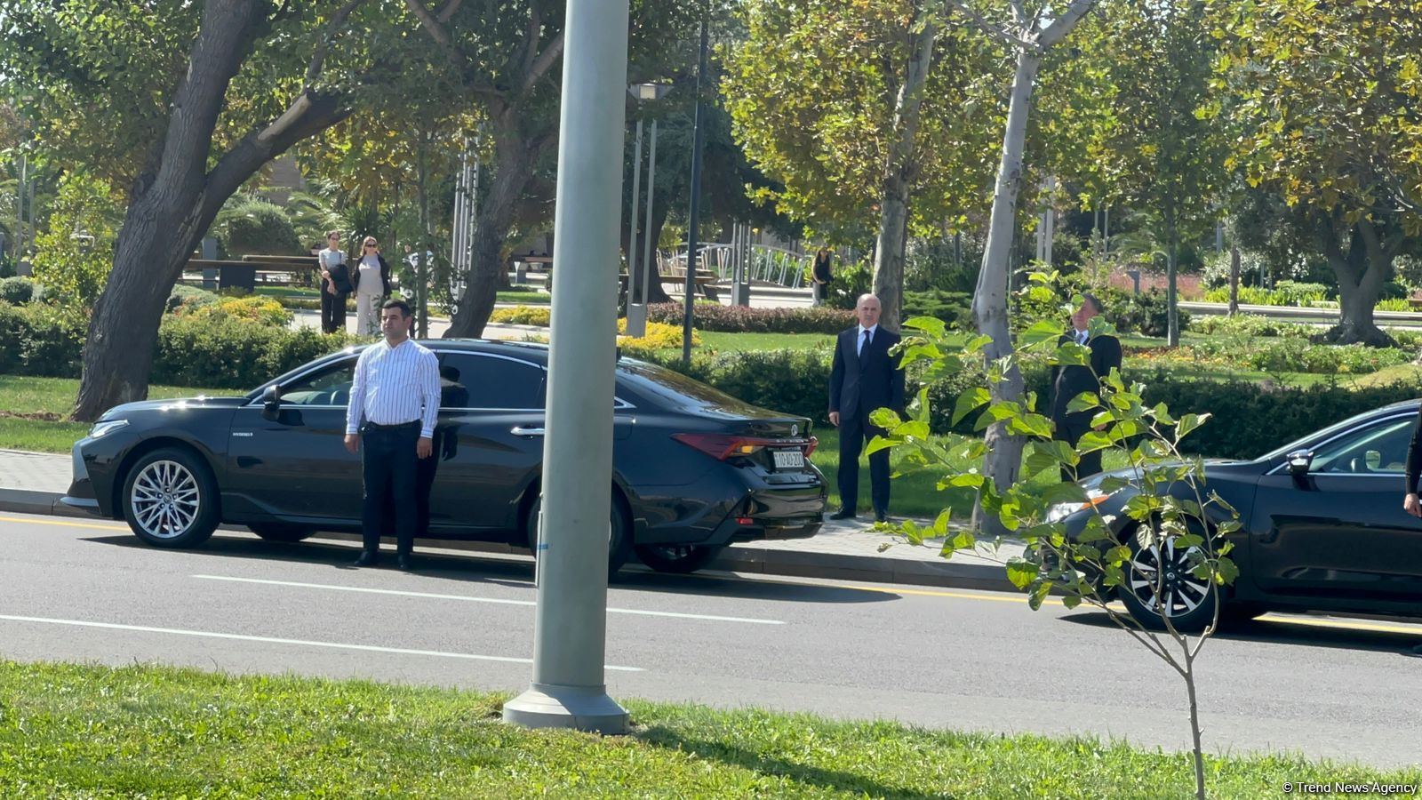 Vətən Müharibəsi şəhidlərinin xatirəsi bütün ölkə ərazisində bir dəqiqəlik sükutla yad edilib (FOTO/VİDEO)