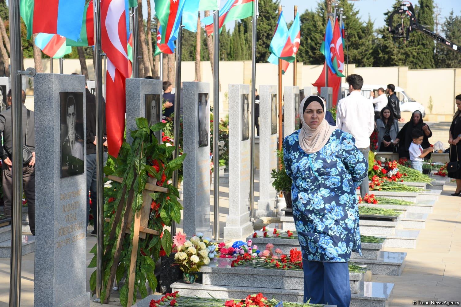 Azərbaycan xalqı qəhrəman şəhidlərini anır (FOTO)