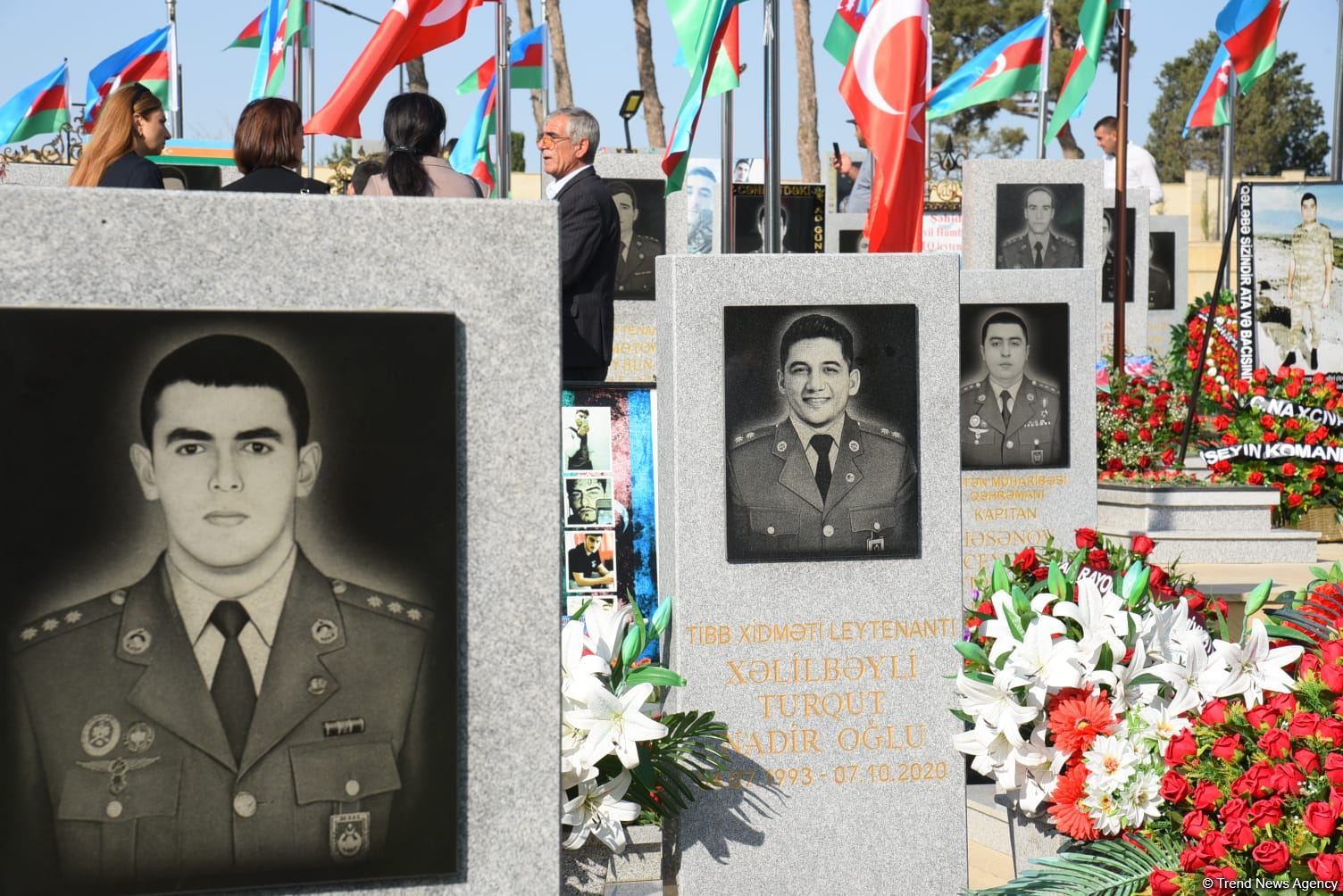 Azərbaycan xalqı qəhrəman şəhidlərini anır (FOTO)