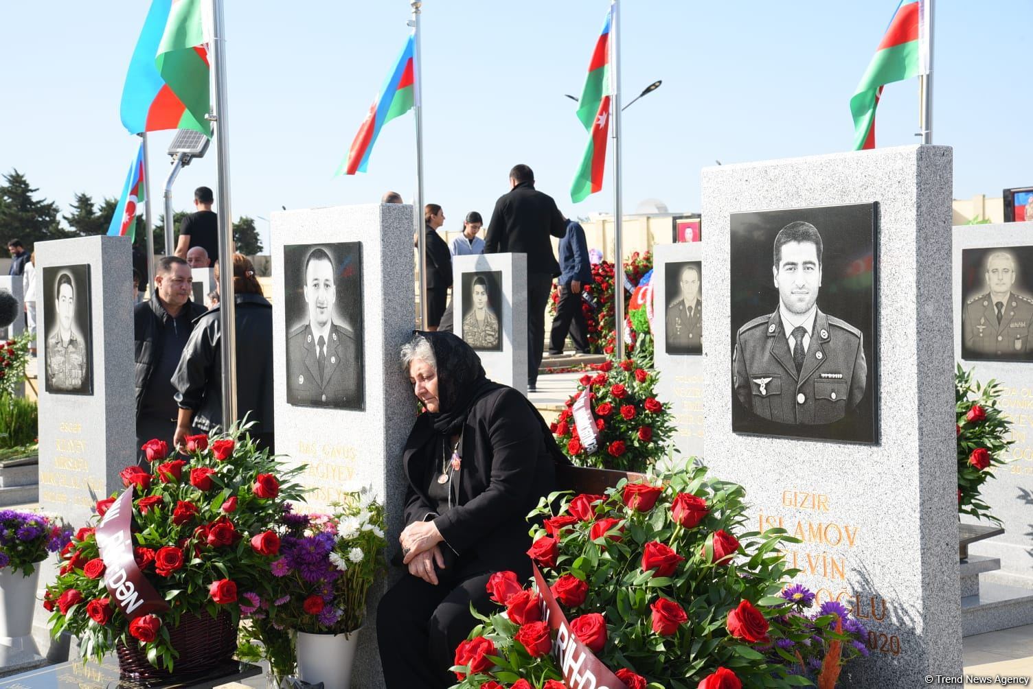 Azərbaycan xalqı qəhrəman şəhidlərini anır (FOTO)