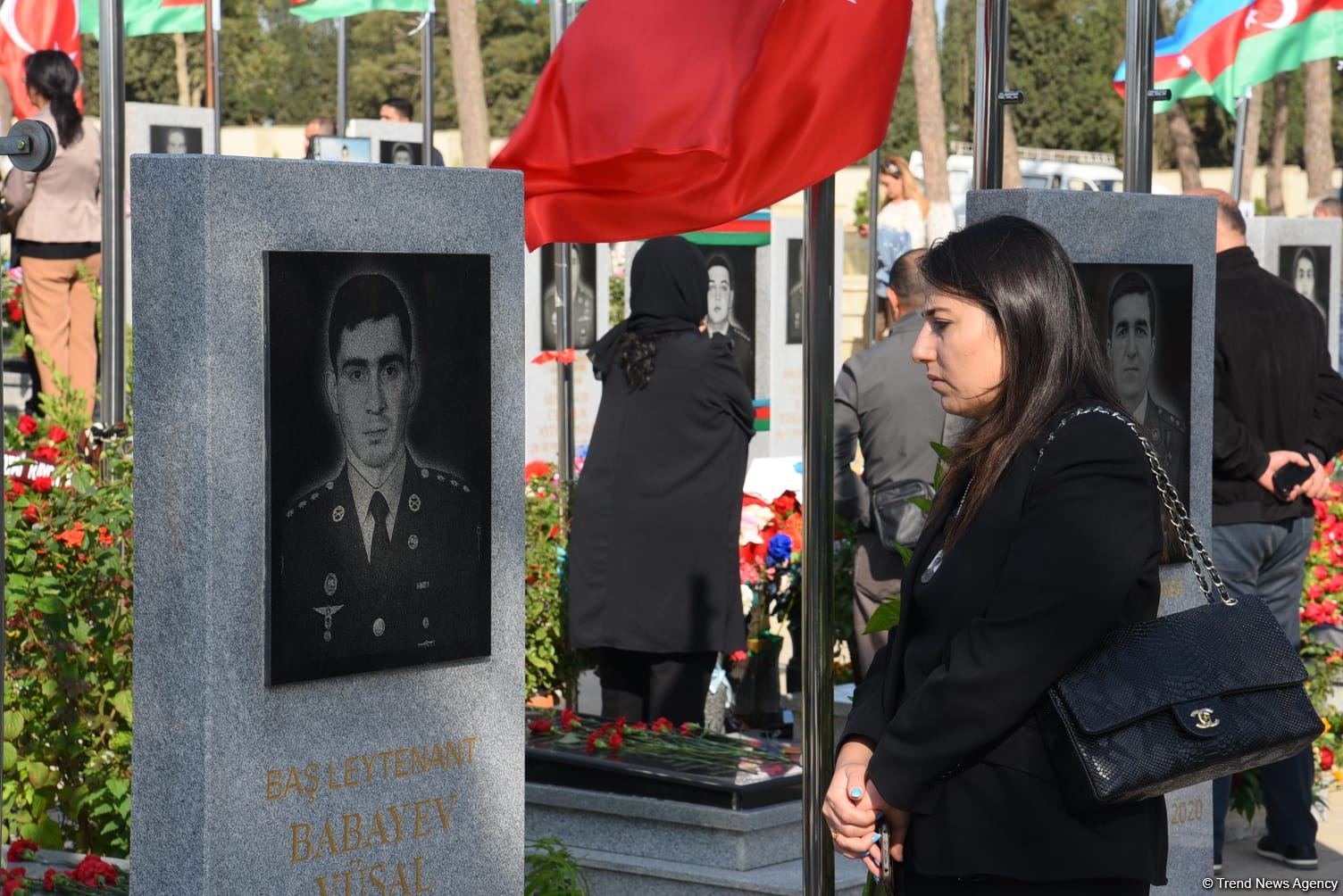 Azərbaycan xalqı qəhrəman şəhidlərini anır (FOTO)