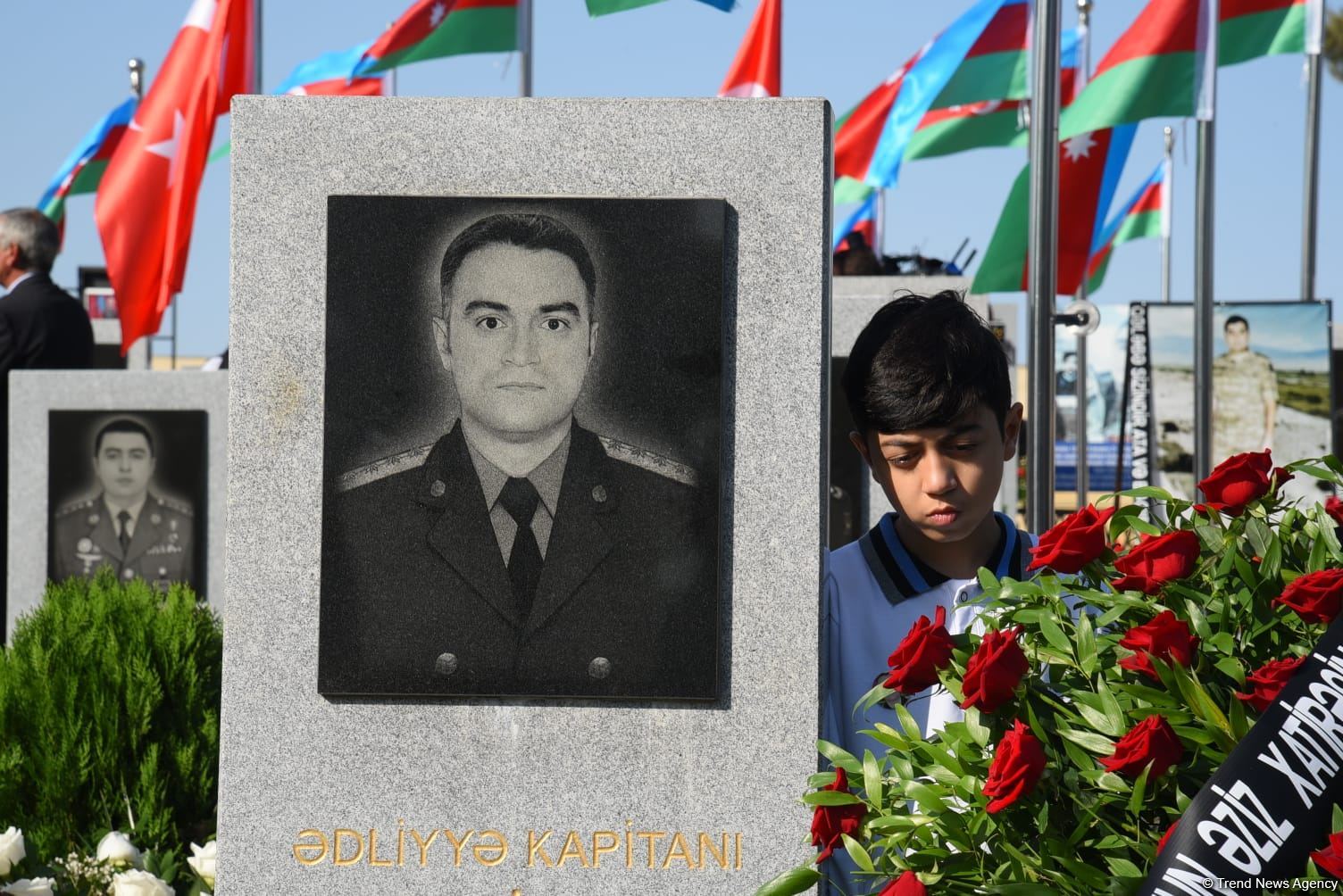 Azərbaycan xalqı qəhrəman şəhidlərini anır (FOTO)