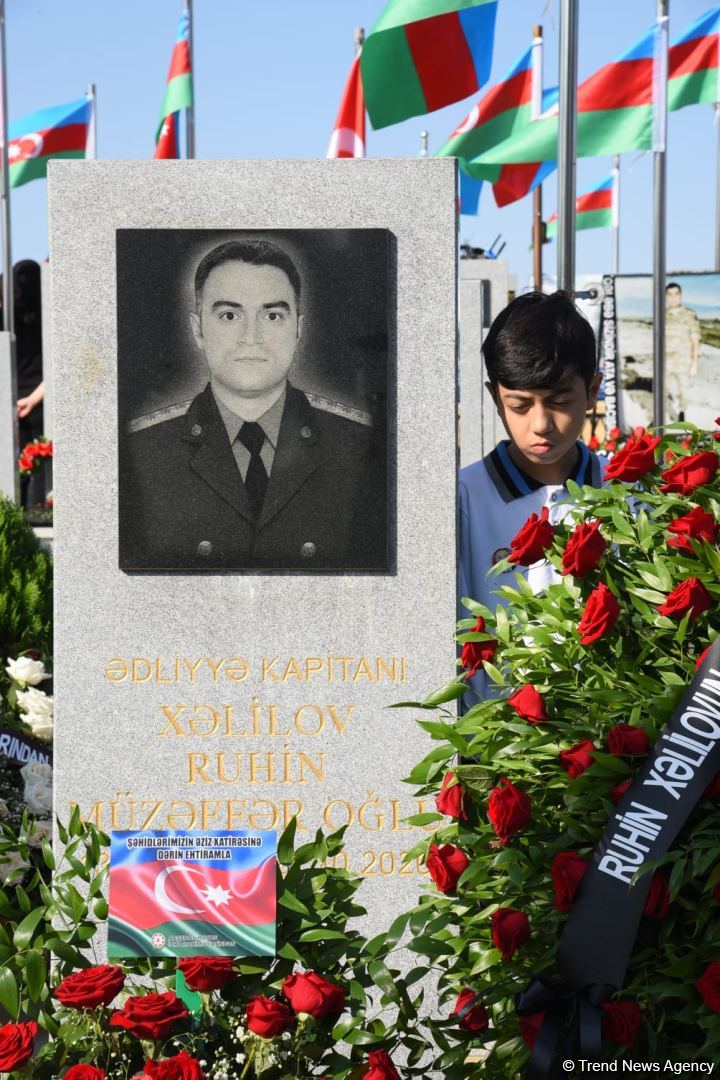 Azərbaycan xalqı qəhrəman şəhidlərini anır (FOTO)