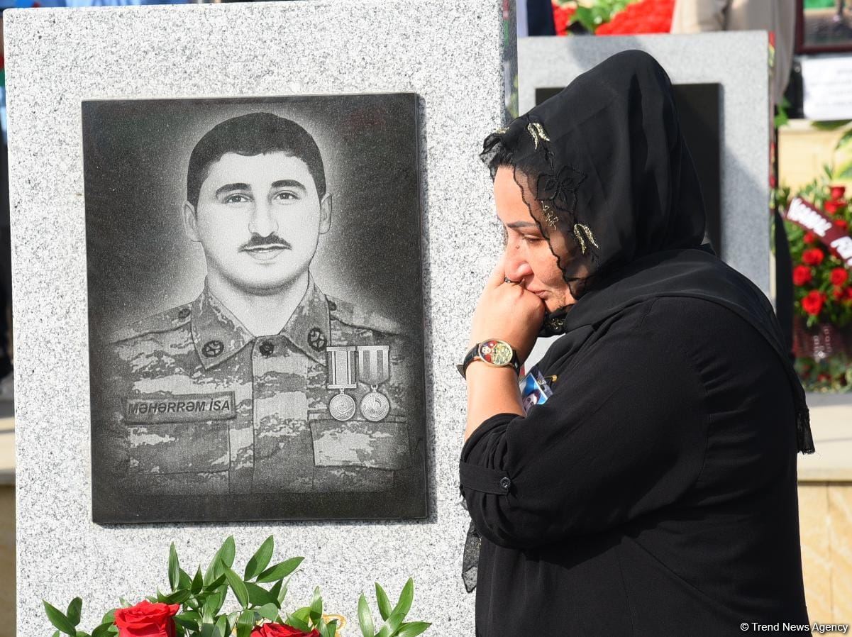 Azərbaycan xalqı qəhrəman şəhidlərini anır (FOTO)