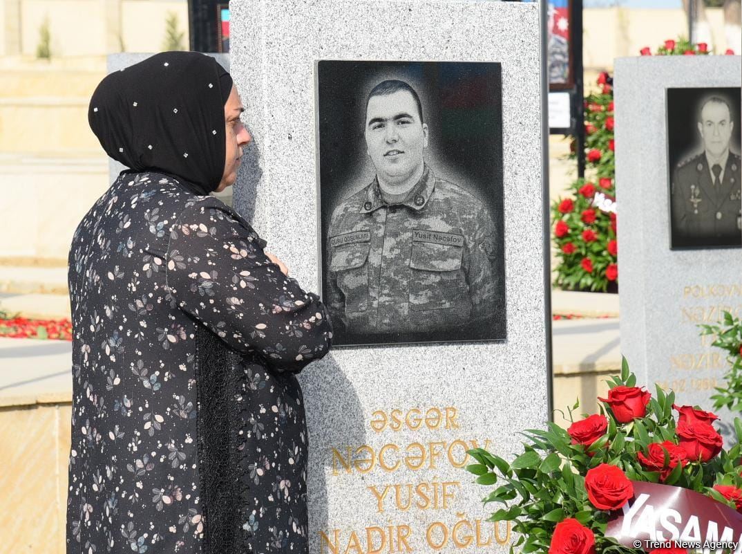 Azərbaycan xalqı qəhrəman şəhidlərini anır (FOTO)