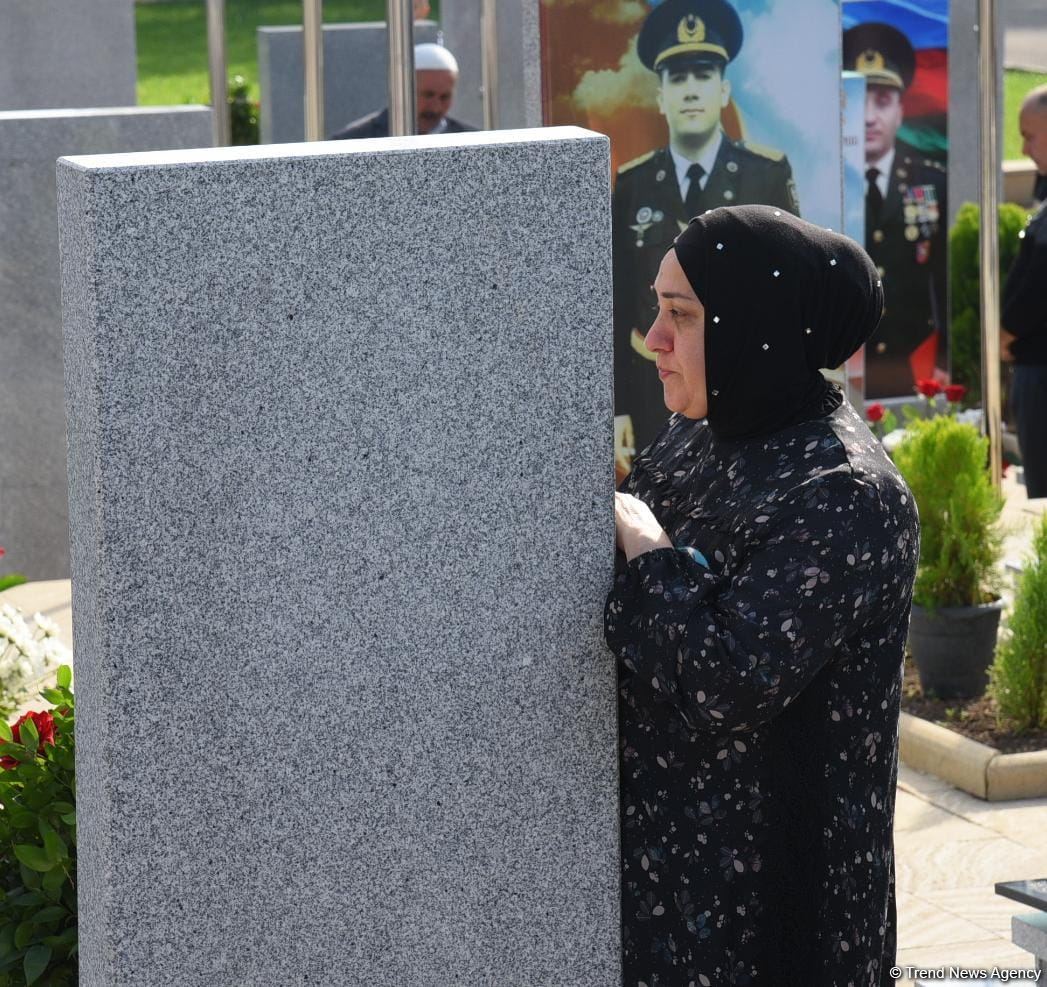 Azərbaycan xalqı qəhrəman şəhidlərini anır (FOTO)
