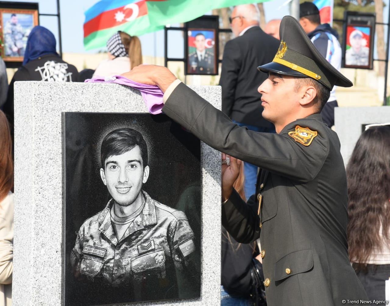 Azərbaycan xalqı qəhrəman şəhidlərini anır (FOTO)