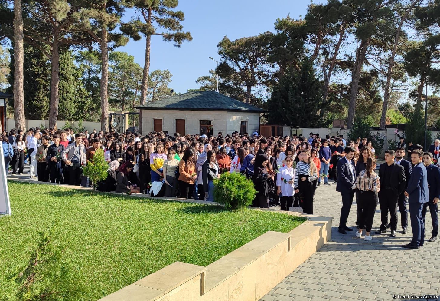 Azərbaycan xalqı qəhrəman şəhidlərini anır (FOTO)