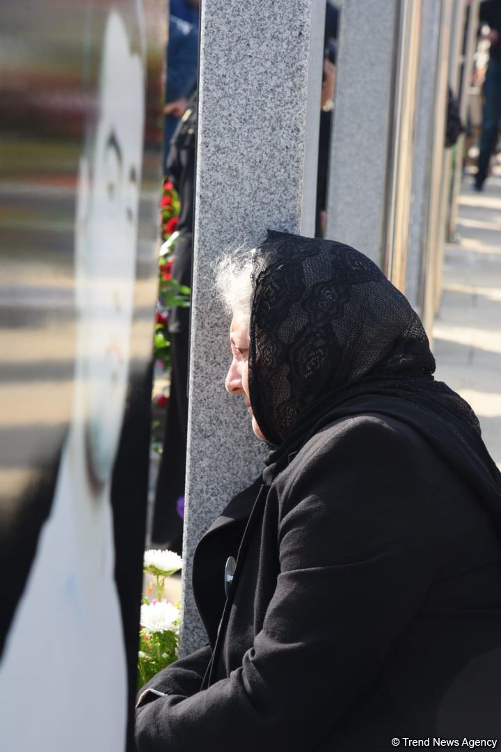 Azərbaycan xalqı qəhrəman şəhidlərini anır (FOTO)