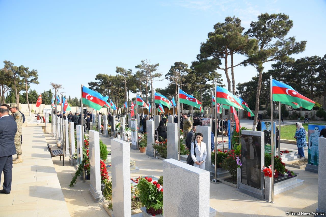 Azərbaycan xalqı qəhrəman şəhidlərini anır (FOTO)