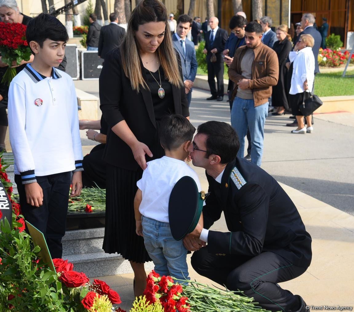 Azərbaycan xalqı qəhrəman şəhidlərini anır (FOTO)